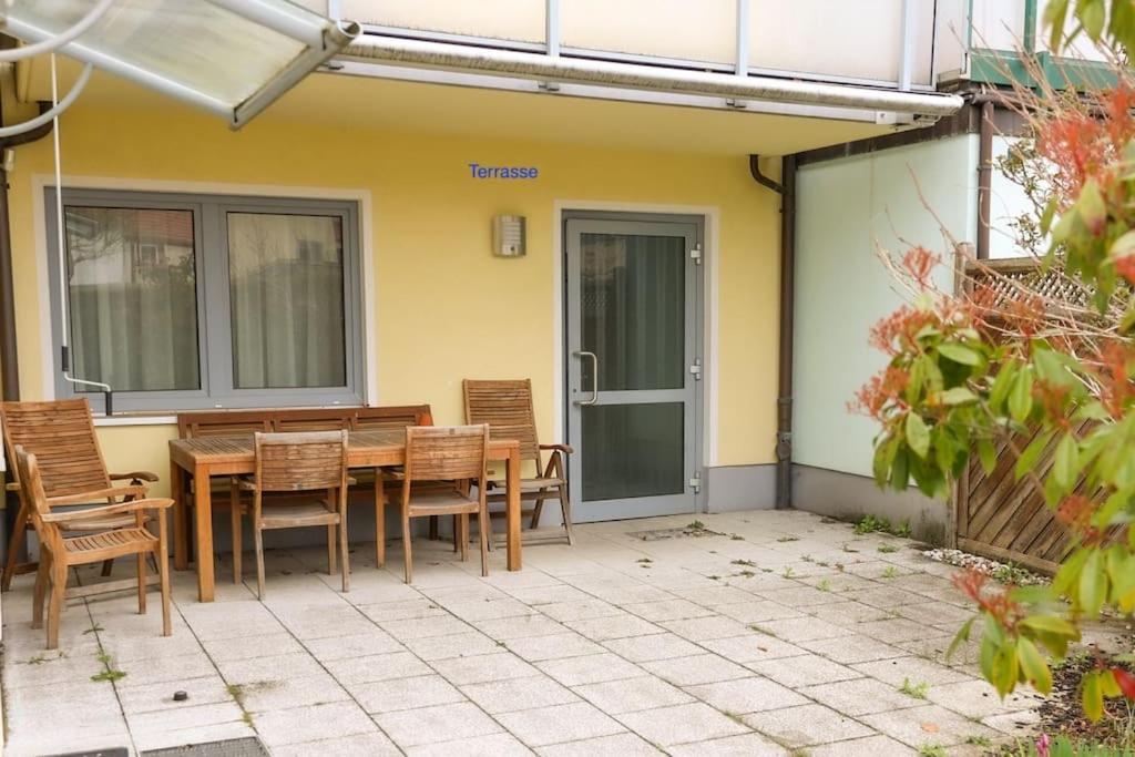 Freundliche Wohnung Mit Parkplatz Und Terrasse Neubrandenburg Bagian luar foto